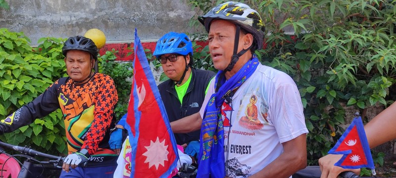 ४२ जिल्लाको यात्रामा निस्के विश्व साइकल यात्री मानन्धर